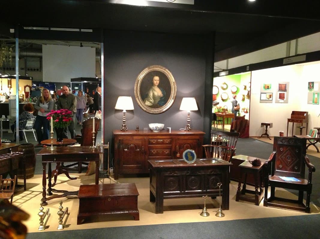 Elaine Phillips Antiques - Antique Shops in middleham