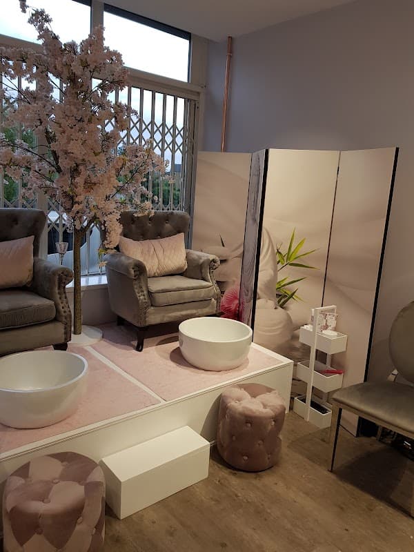 Dollhouse Beauty - Beauty Salons in mirfield