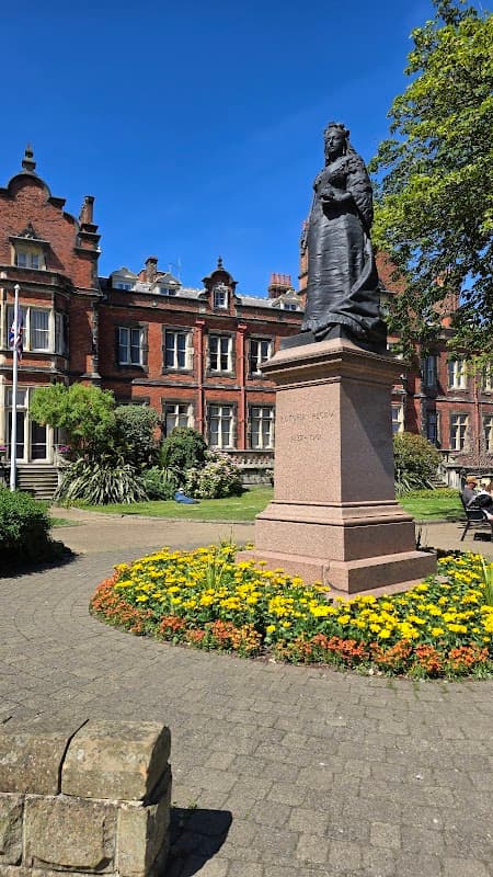 Victoria Regina (1837 - 1901) - Monuments in scarborough