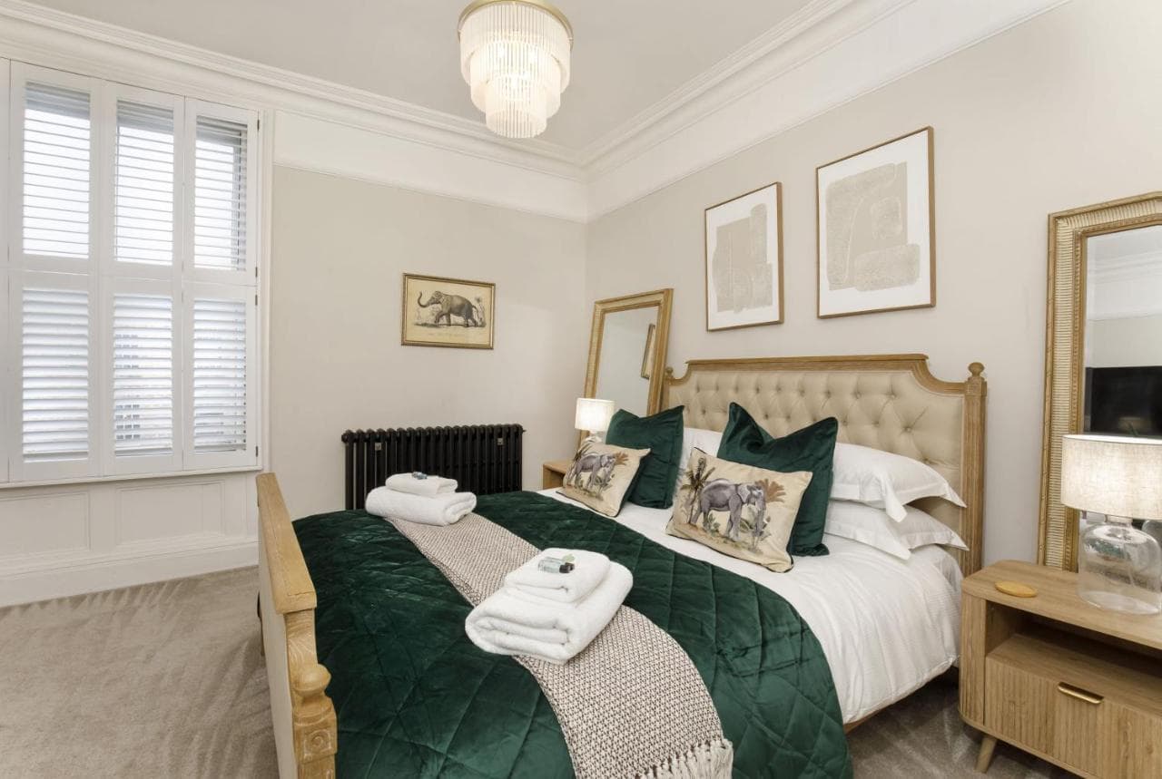 65 Monkgate Sleeps 10 with parking, York, Yorkshire