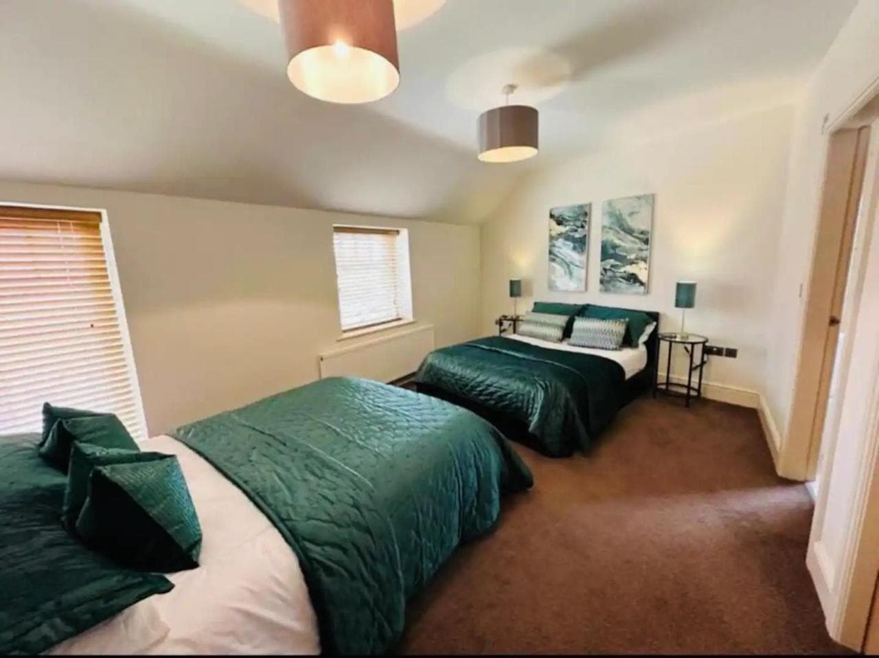 Barn near York with hot tub - Perfect for Groups and Families, York, Yorkshire