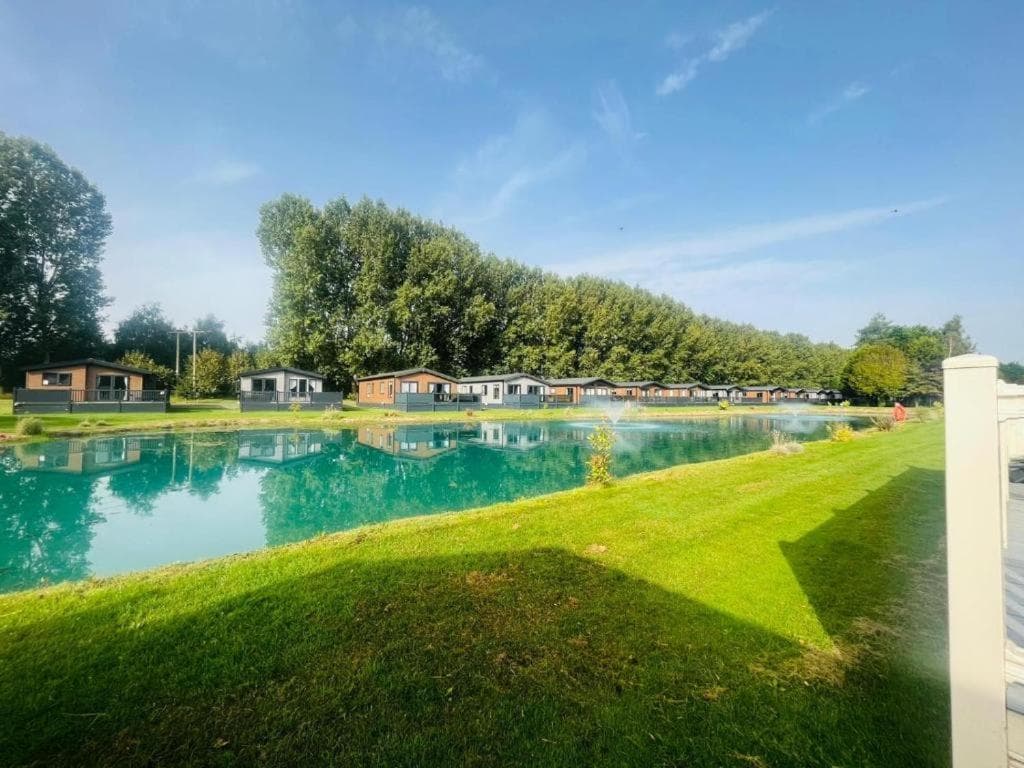Huckleberry Lodge with Hot Tub, York, Yorkshire