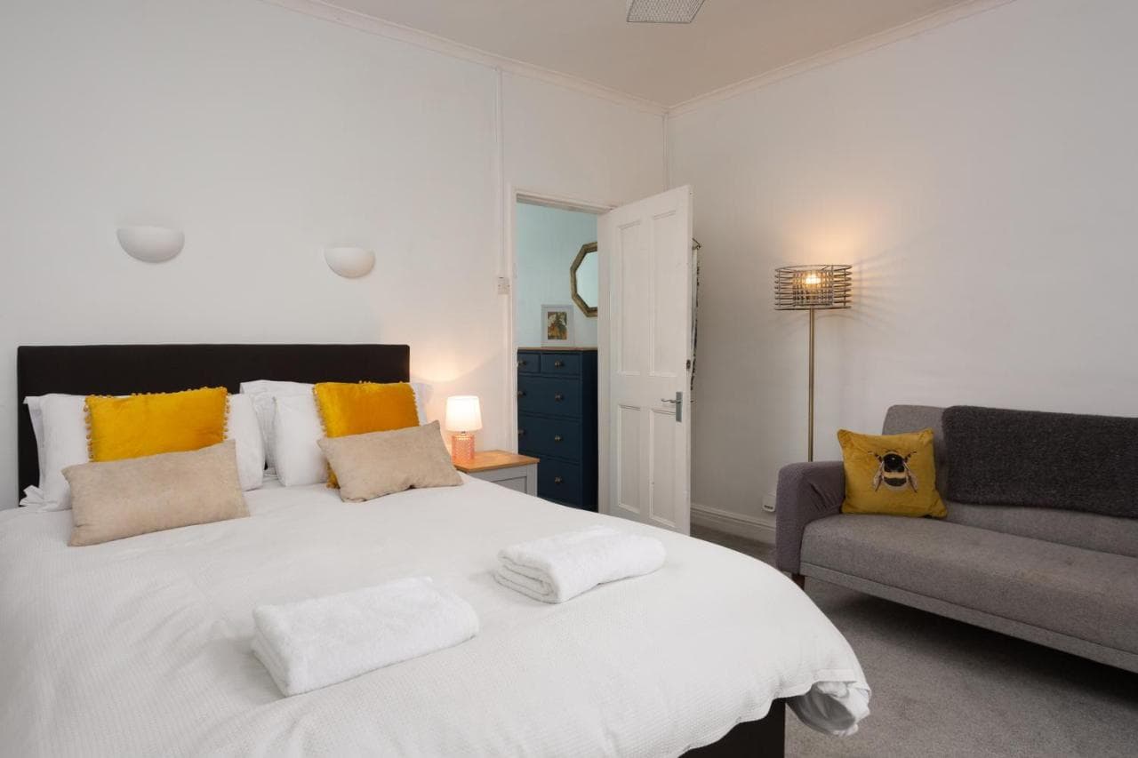 Accommodation at Lovely city town house with free parking sleeps 2 to 6 guests in york