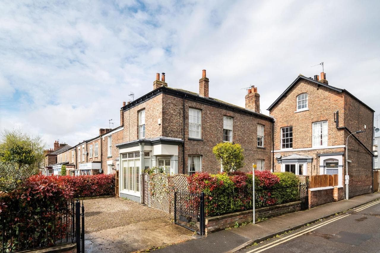 Accommodation at Luxury Victorian Town House - with parking. in york