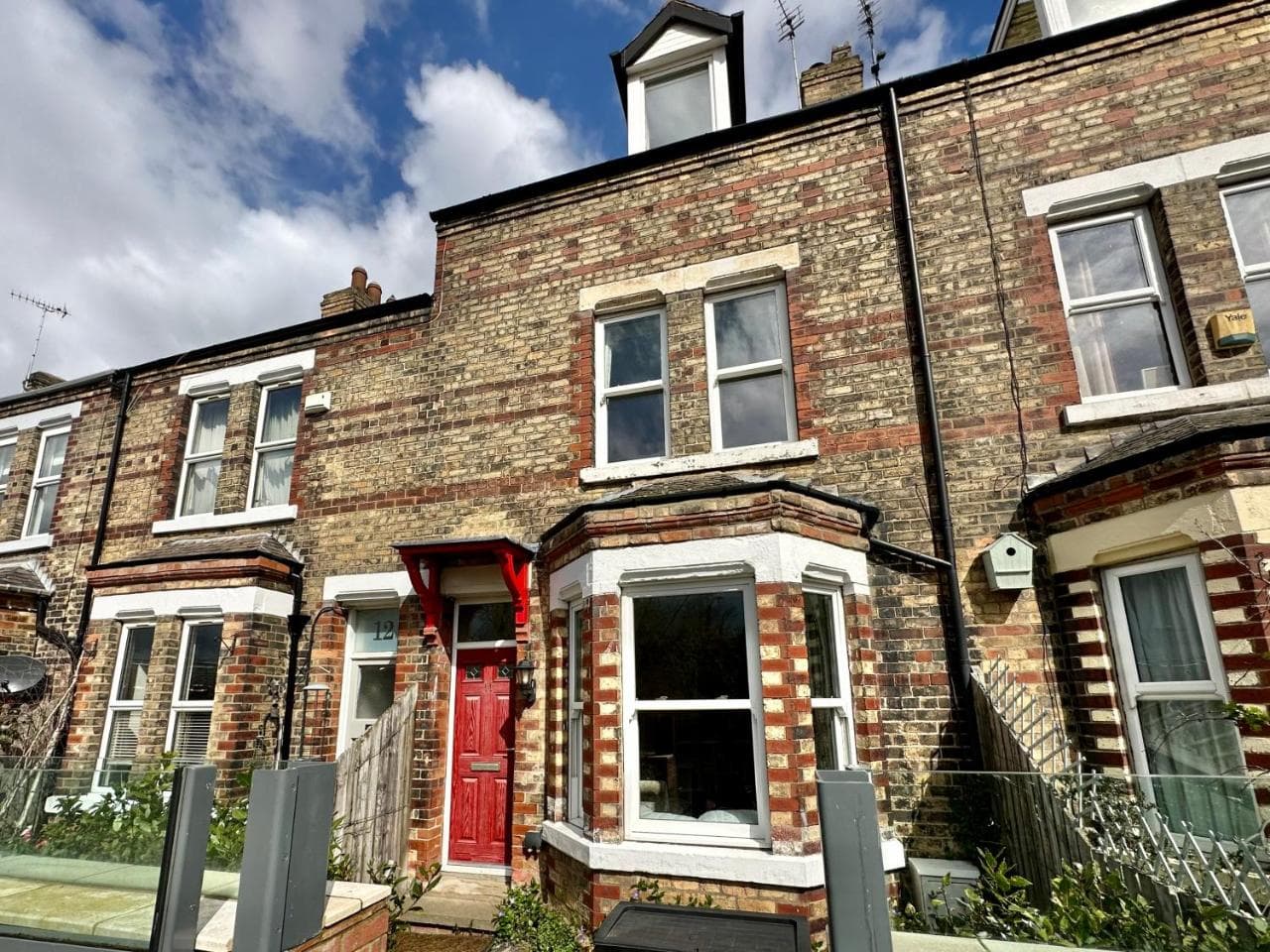 Accommodation at Riverside House - with parking in york