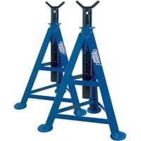 Blue Draper Expert 6 Tonne axle stands with adjustable height and V-shaped support tops.