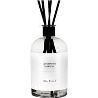 Clear glass diffuser bottle with black reeds, white label reading "Laboratorio Olfattivo - Che Fico!"