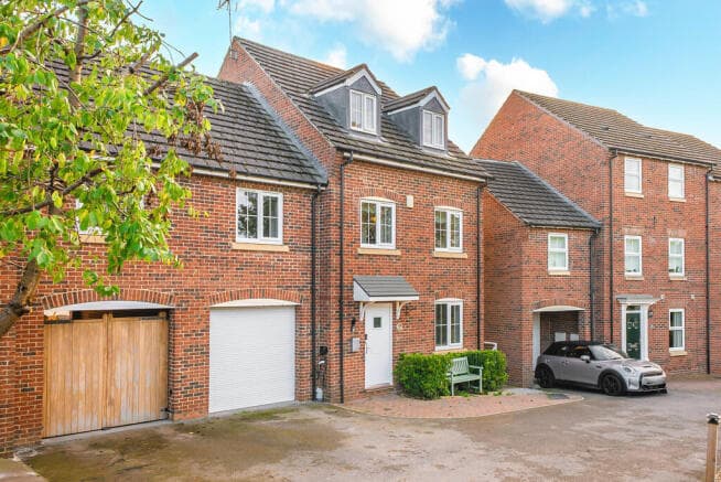 5 bed Link Detached House to rent in harrogate