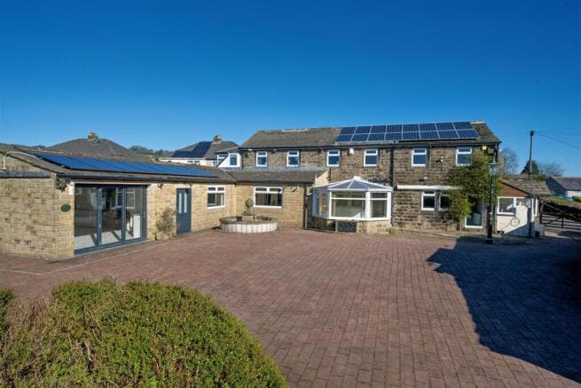 8 bed Detached for sale in keighley