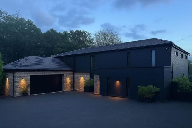 5 bed Detached for sale in huddersfield