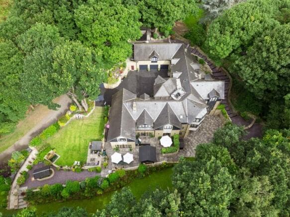 8 bed Detached for sale in leeds