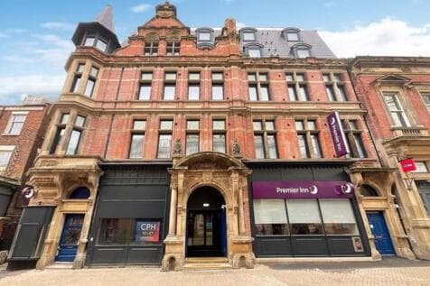 Retail Property (high street) to rent in scarborough