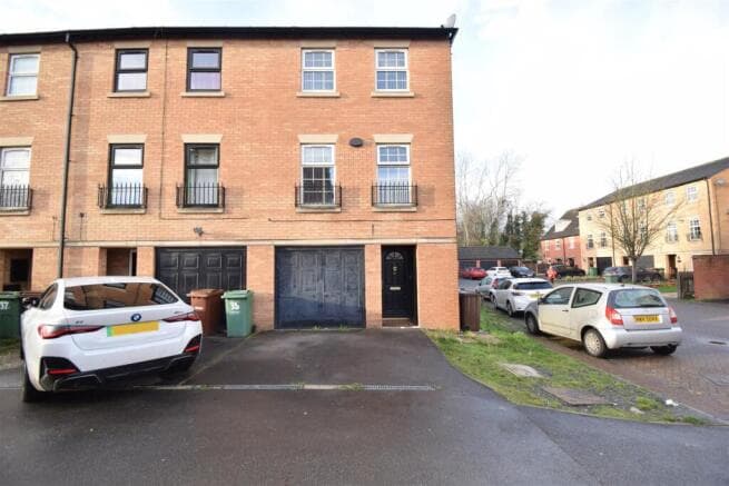 4 bed End of Terrace to rent in wakefield