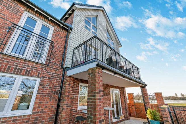 4 bed Link Detached House for sale in castleford