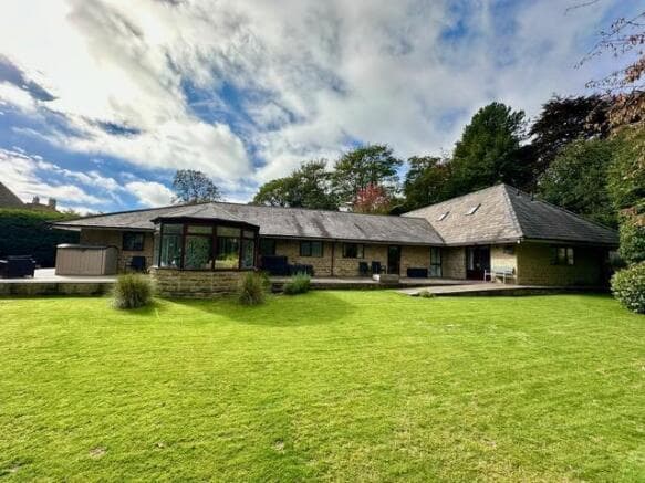 7 bed Detached for sale in halifax