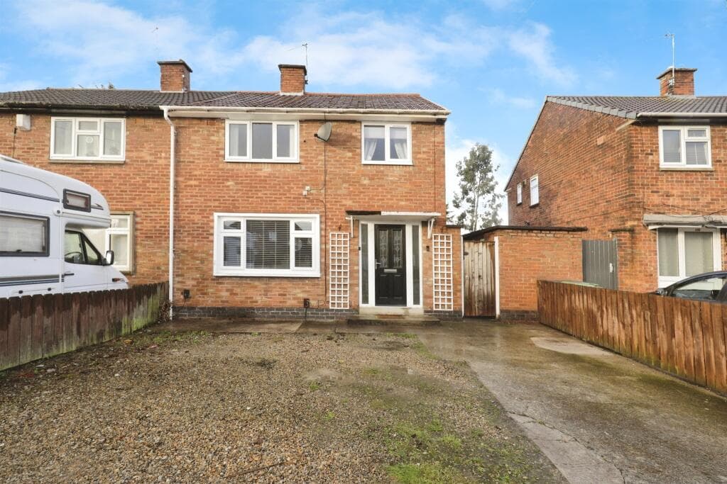 3 Bedroom Semi-Detached House For Sale In Chaloners Road, York, Yo24 in york