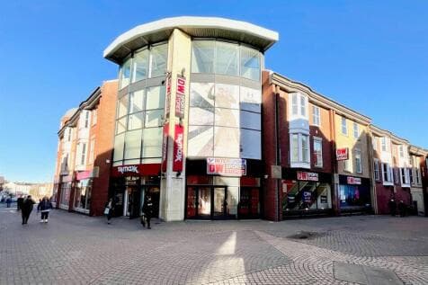 Retail Property (high street) to rent in scarborough