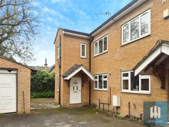 8 bed Semi-Detached to rent in huddersfield