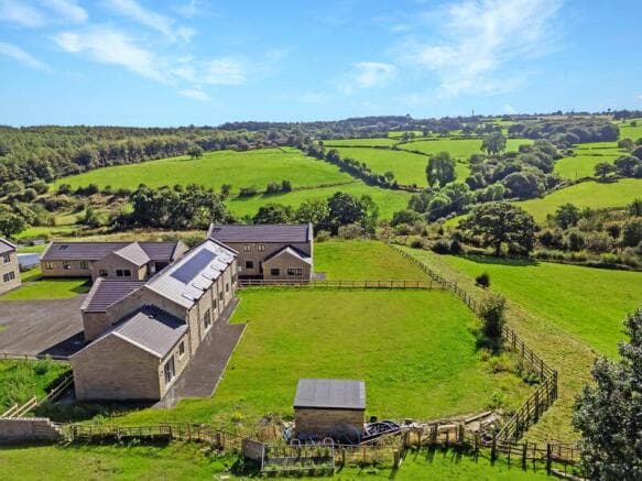 6 bed Detached for sale in bradford