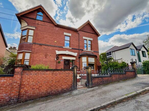 5 bed Detached for sale in barnsley