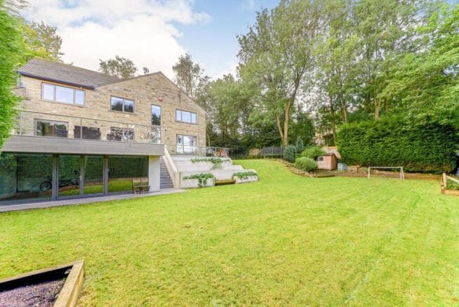 6 bed Detached for sale in huddersfield