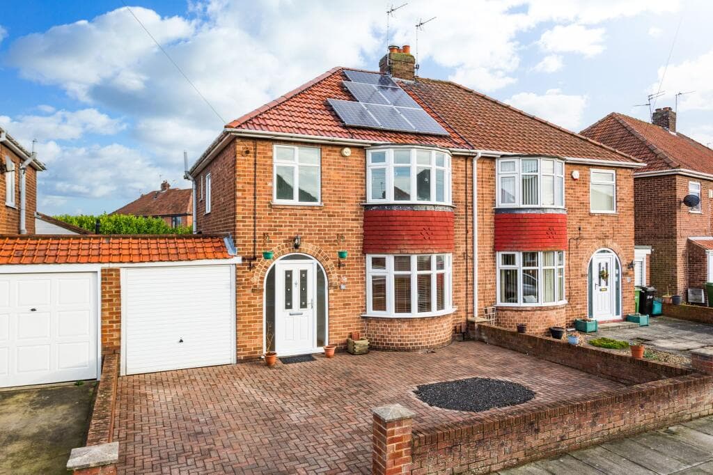 3 Bedroom Semi-Detached House For Sale In Rawcliffe Croft, York, Yo30 in york