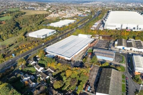 Distribution Warehouse to rent in bradford