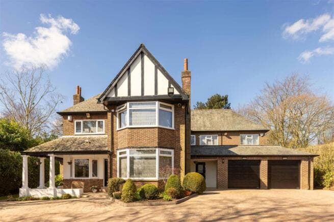 6 bed Detached for sale in leeds