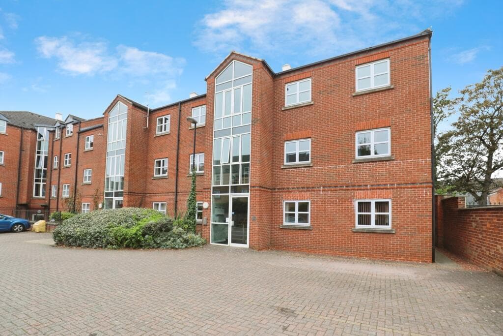 2 Bedroom Flat For Sale In Lawrence Street, York, North Yorkshire, Yo10 in york