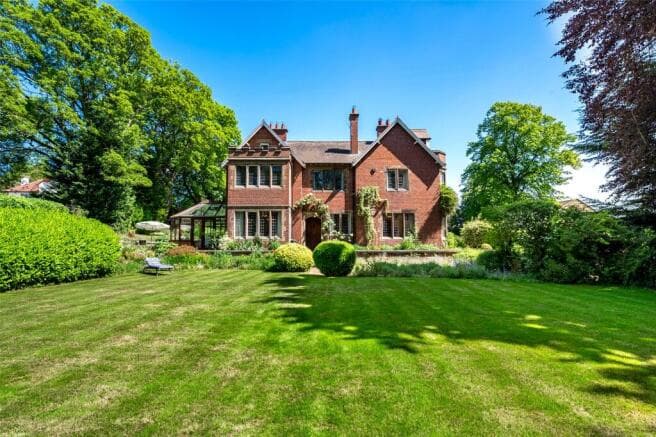 5 bed Detached for sale in wakefield