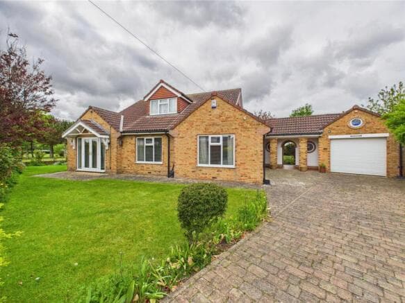 4 bed Detached Bungalow for sale in bridlington