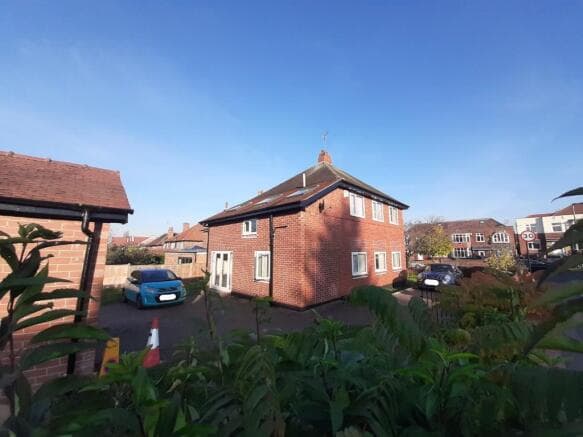 9 bed Detached to rent in york