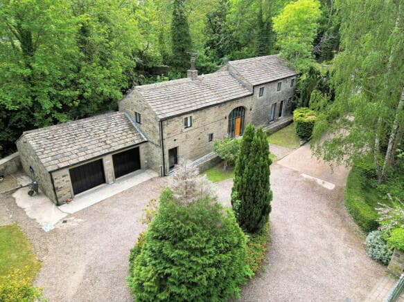 5 bed Detached for sale in huddersfield